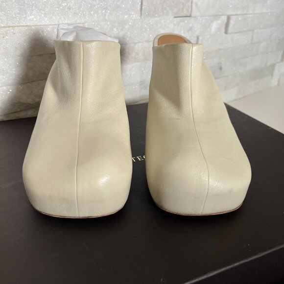 Bottega Veneta Beige Lambskin Leather ‘BV Bold’ Mule Heels - Picture 11 of 14